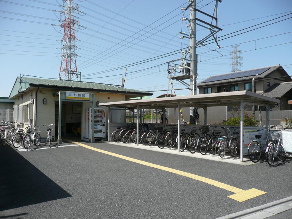 最寄駅の七和駅には徒歩3分