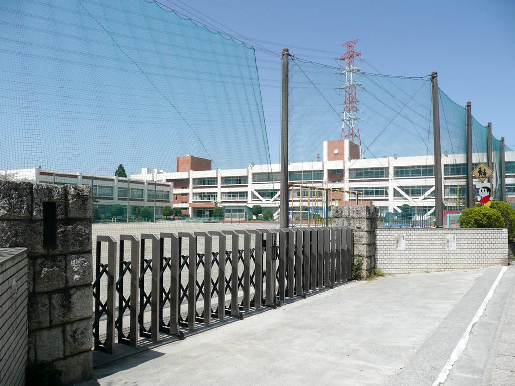七和小学校は徒歩15分